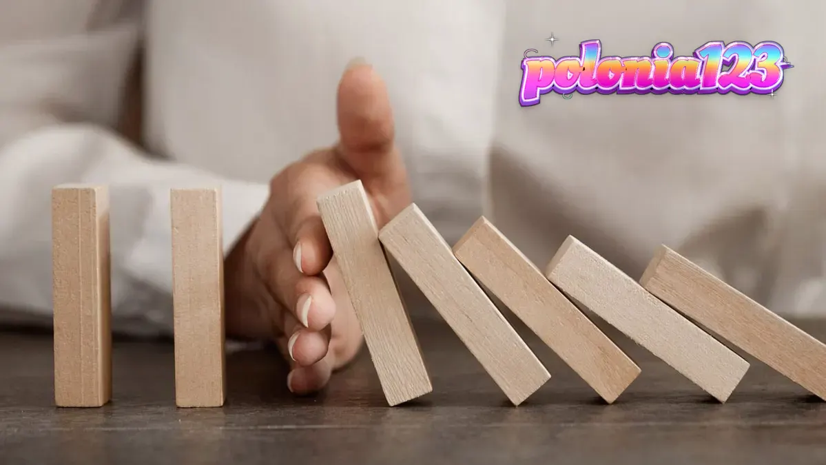 Pemain menggunakan smartphone untuk mengakses permainan slot modern